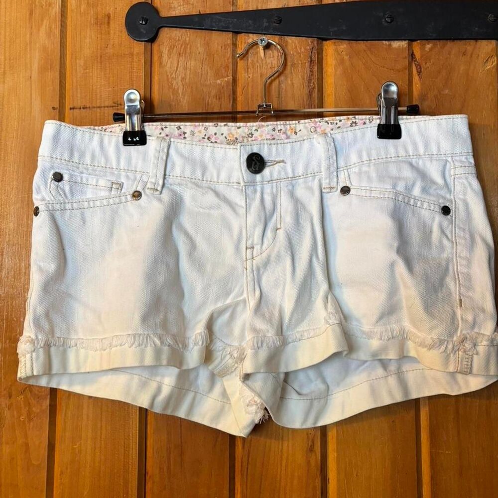 Decree Women's White and Cream Shorts